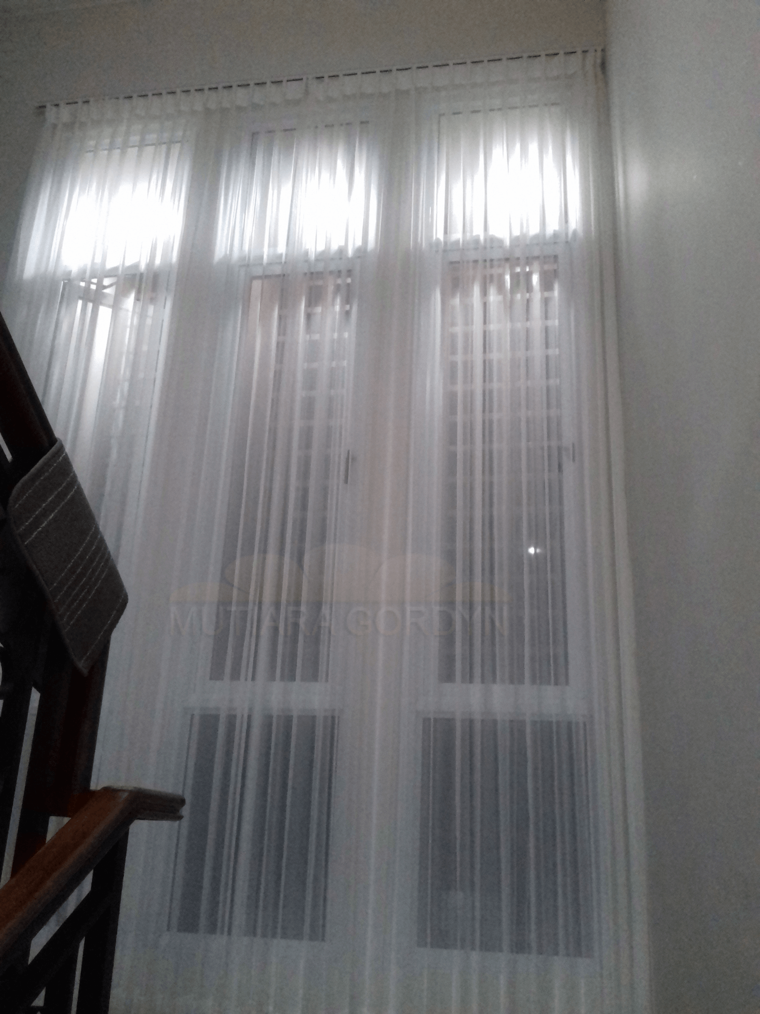 VITRASE MINIMALIS UNTUK JENDELA TINGGI DI SUMMARECON