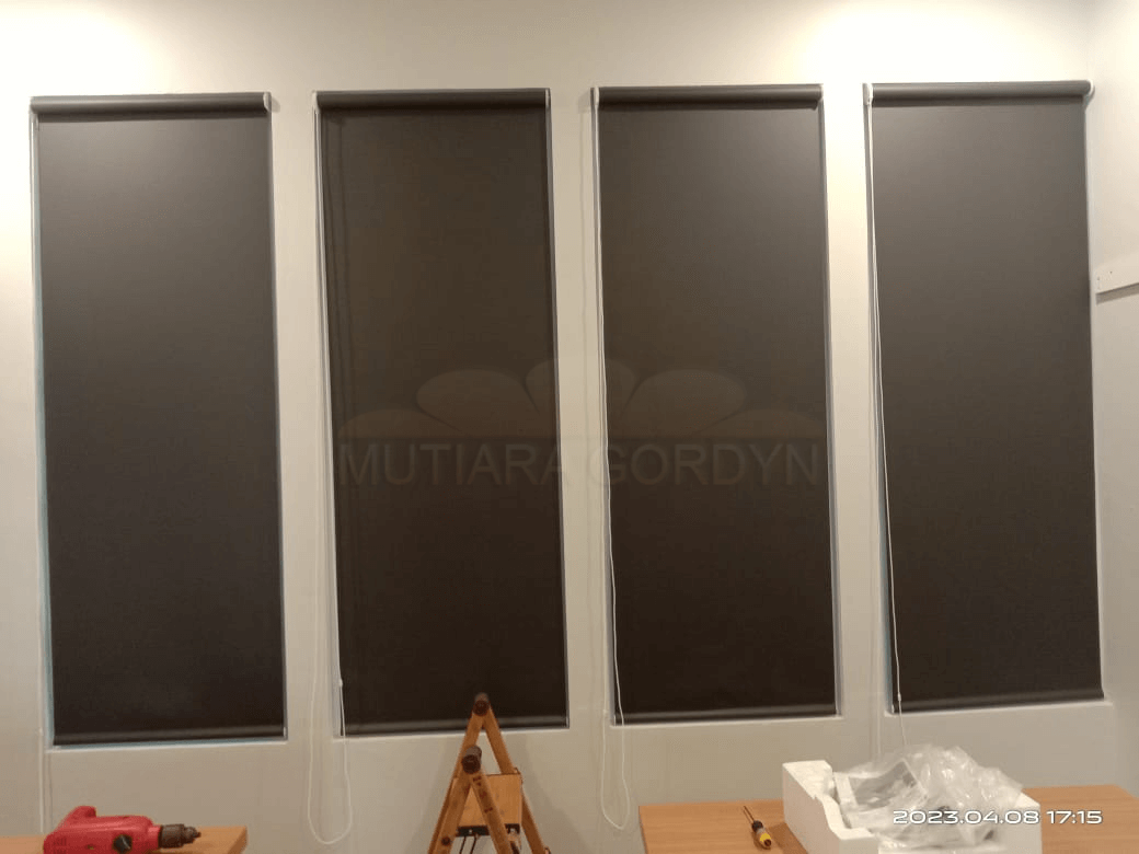 ROLLER BLIND BLACKOUT ANTI SILAU MATAHARI.GRAHA RAYA