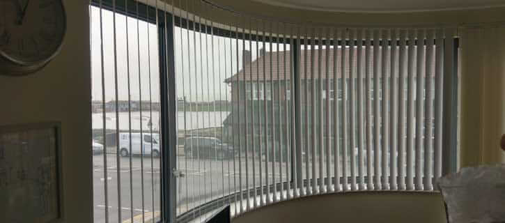Vertical blind bidang miring