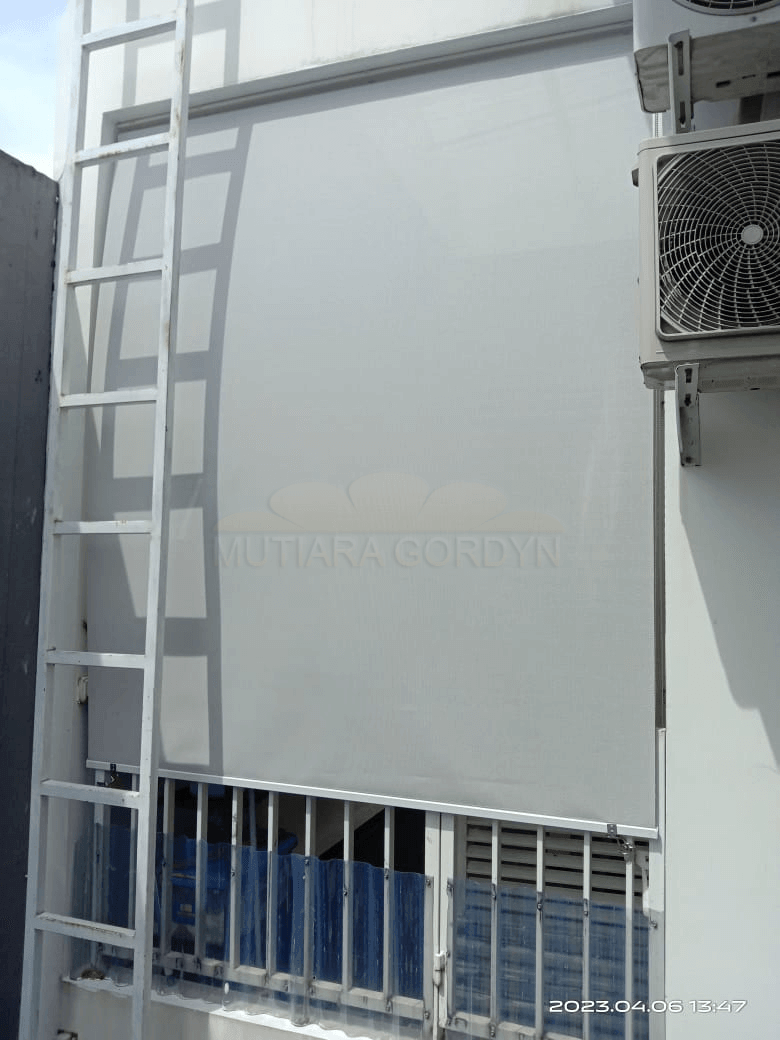 Roller Blind Outdoor: Solusi Tampias Air Hujan dan Panas Matahari