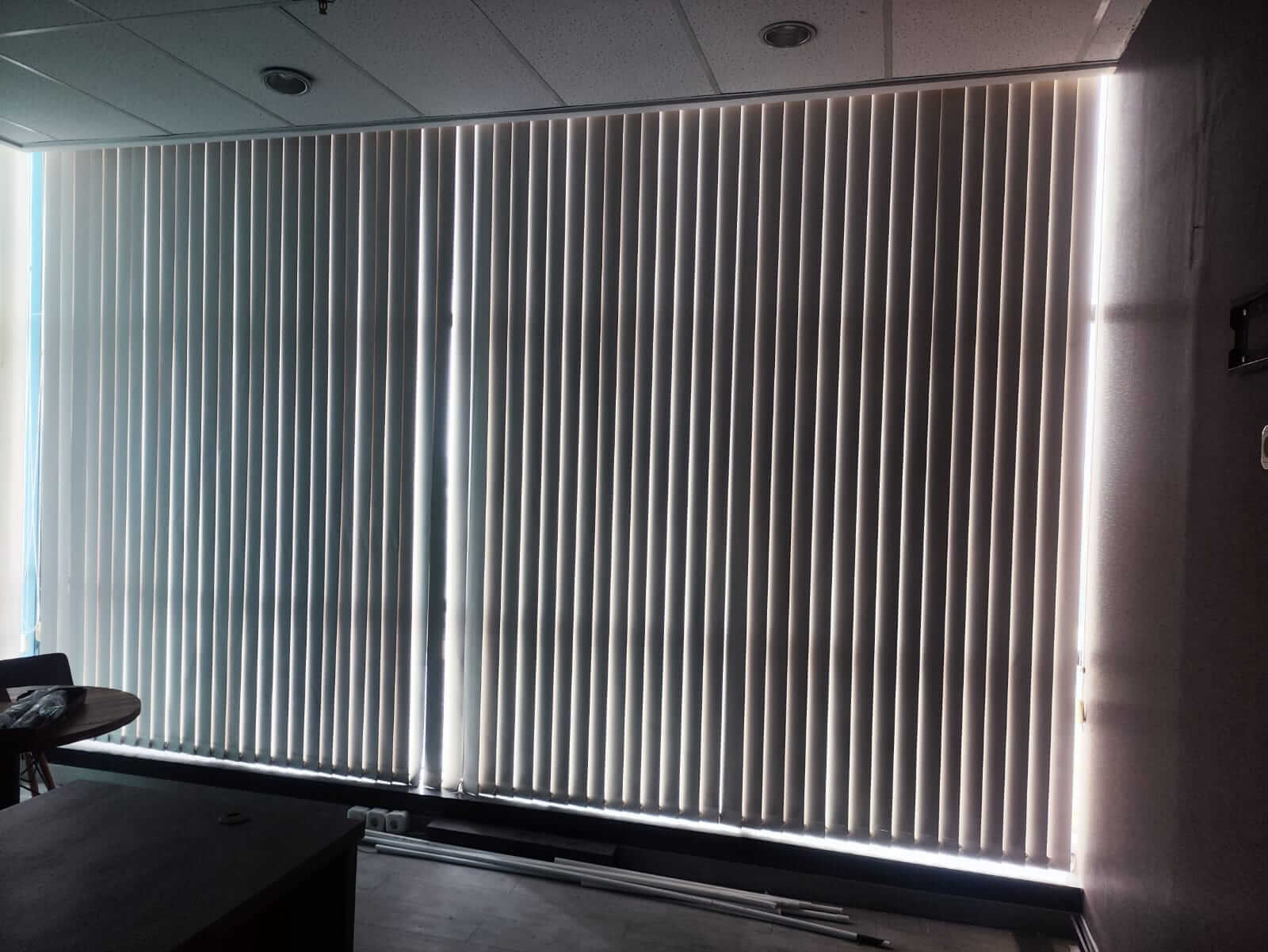 Vertical Blind: Elegan untuk Jendela Ukuran Besar & Kantor.