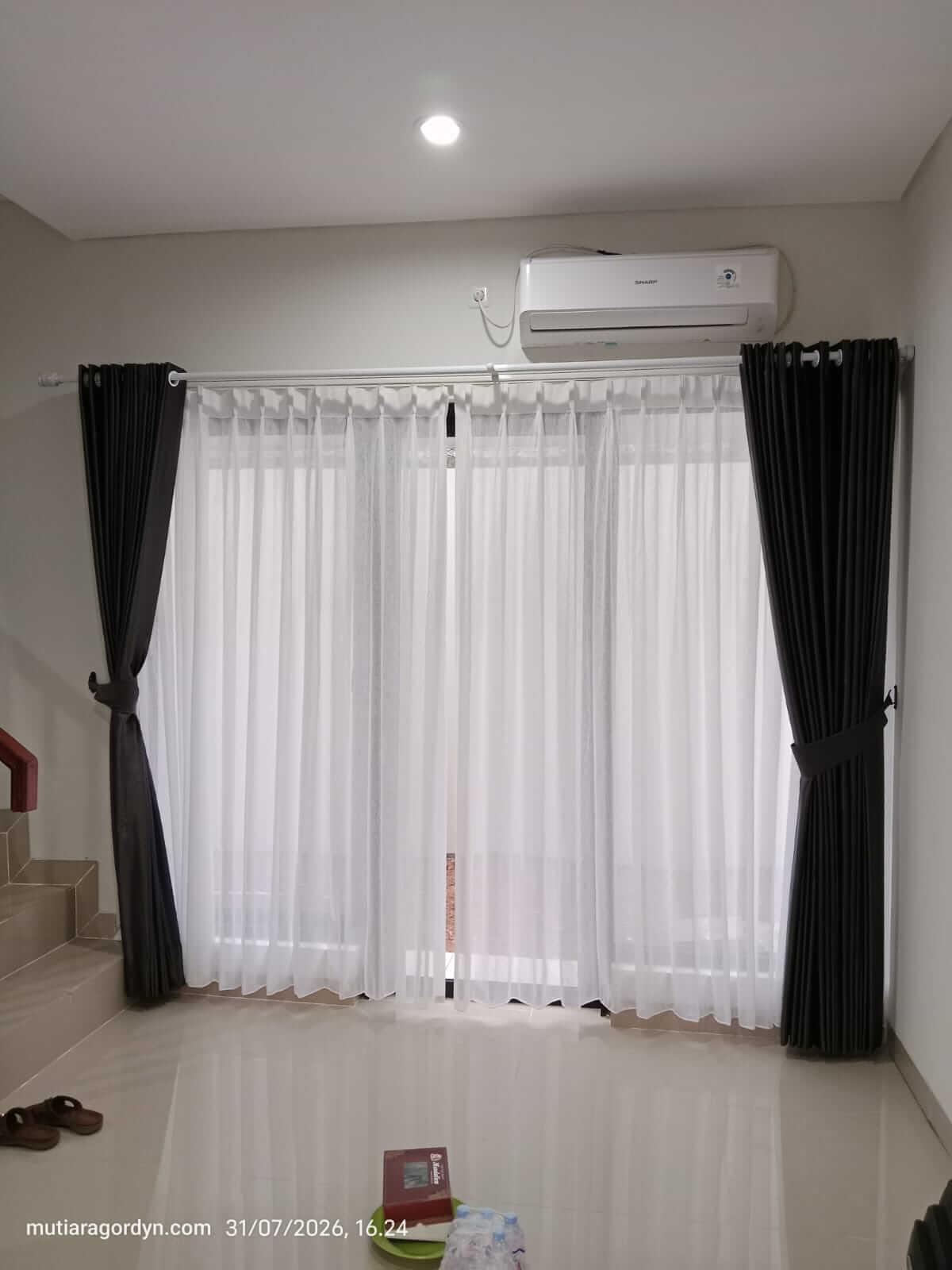 Portofolio Terbaru: Instalasi Gorden Blackout & Horizontal Blind Mewah di Perumahan Blossom Park Gunung Sindur