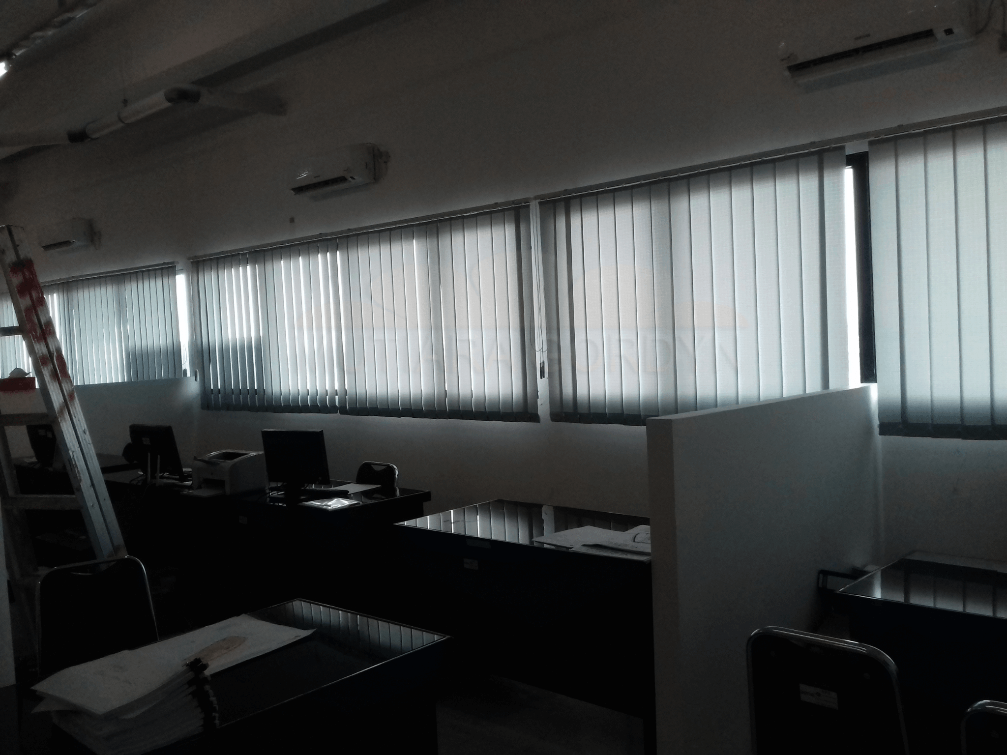 Vertical Blind: Solusi Fleksibel untuk Bidang Miring & Jendela Besar Di Cikupa