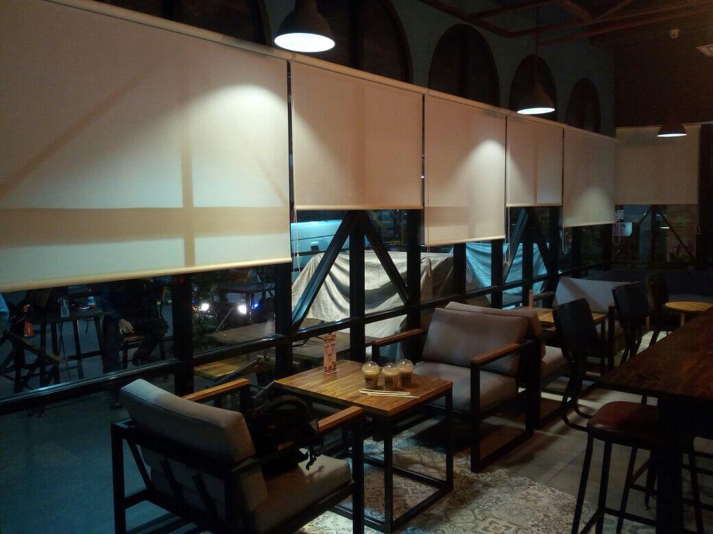 Pemasangan Roller Blind Restoran & Kafe di Slipi, Jakarta Barat