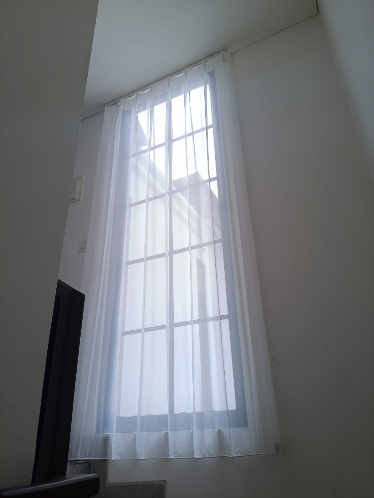 Sheer Curtain Putih untuk Jendela Tinggi Area Tangga di Bintaro