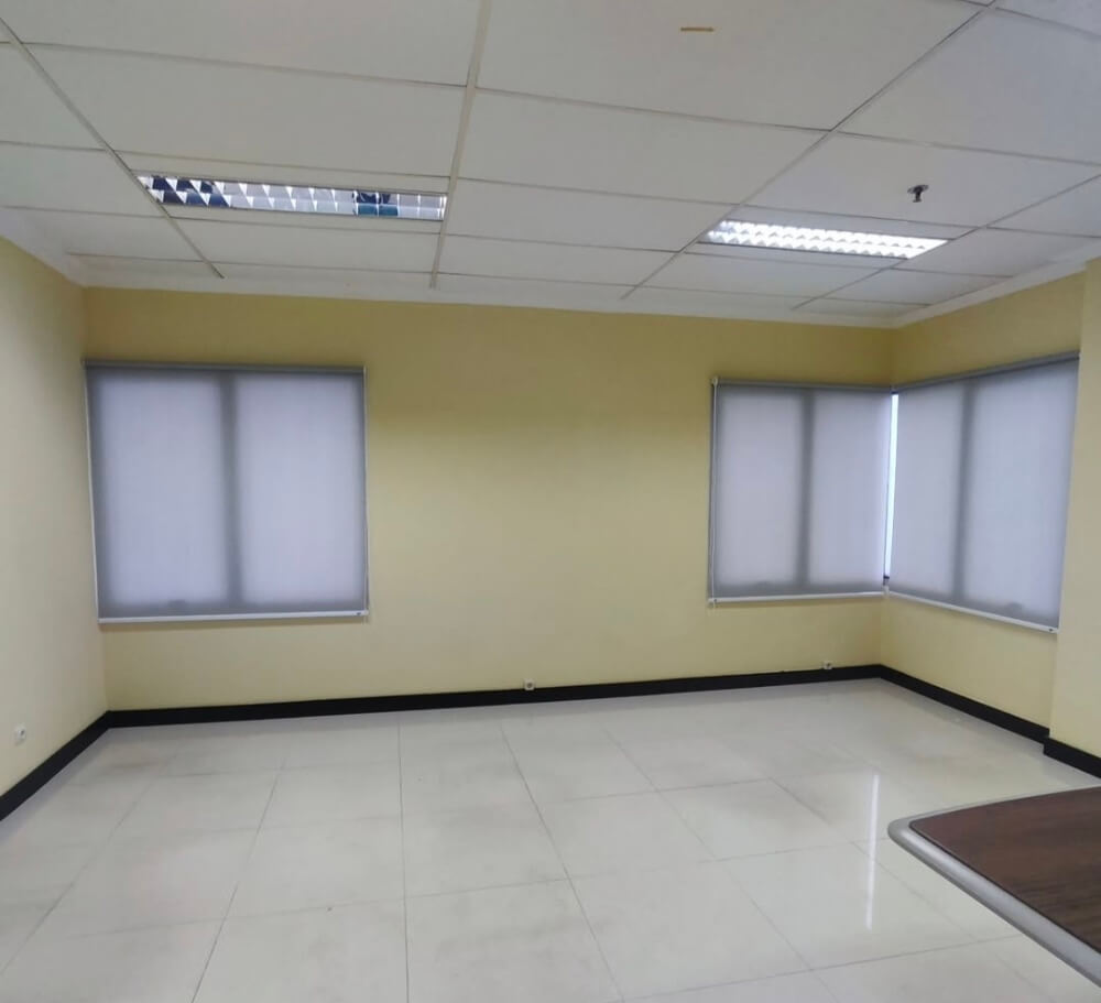 Judul Proyek / Keterangan Foto:Pemasangan Roller Blind Kantor di Sunter, Jakarta Utara – Mutiara Gordyn